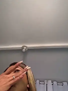 LolaColucci online show from 04/22/26, 06:04