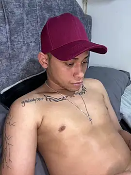 Snapshot of MrDark_Fire chatting on 04/15/26, 01:00 MrDark Fire online show from 04/15/26, 01:00