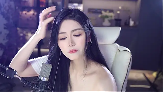 Snapshot of Seraphinei chatting on 05/18/26, 01:05 Seraphinei online show from 05/18/26, 01:05