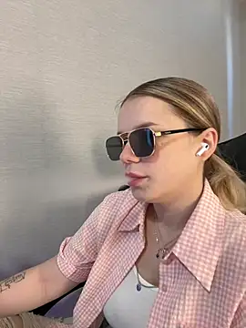 Snapshot of KimEvanss chatting on 06/27/26, 05:13 KimEvanss online show from 06/27/26, 05:13