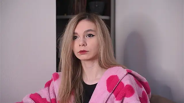 WhitneyBustle online show from 04/17/26, 06:49