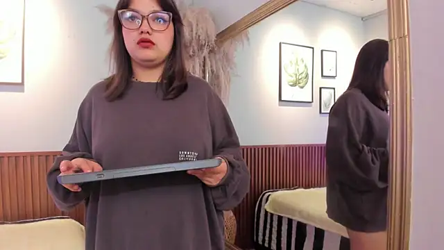 AMBERBENELLI online show from 04/16/26, 07:31