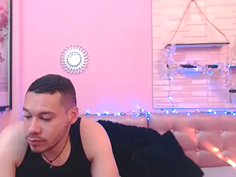 Snapshot of Aronandmoli69 chatting on 04/14/26, 11:59 Aronandmoli69 online show from 04/14/26, 11:59