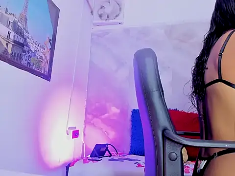 Snapshot of suriFoster chatting on 04/13/26, 01:37 suriFoster online show from 04/13/26, 01:37