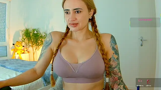 Snapshot of pennyyy_ chatting on 07/10/26, 02:28 pennyyy online show from 07/10/26, 02:28