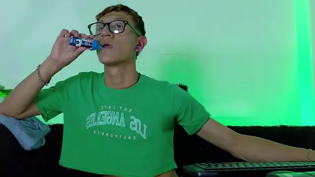 Snapshot of Damian_nix chatting on 04/14/26, 05:23 Damian nix online show from 04/14/26, 05:23