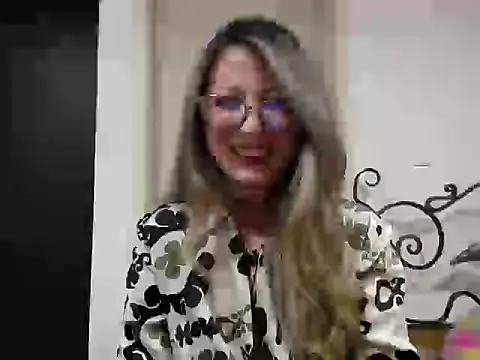 Snapshot of VALELUXX chatting on 05/15/26, 02:20 VALELUXX online show from 05/15/26, 02:20