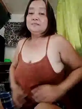 Snapshot of jeanyummytits chatting on 06/02/26, 12:43 jeanyummytits online show from 06/02/26, 12:43