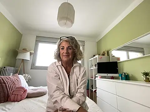 Snapshot of NaughtyMonicaUK chatting on 04/13/26, 08:18 NaughtyMonicaUK online show from 04/13/26, 08:18