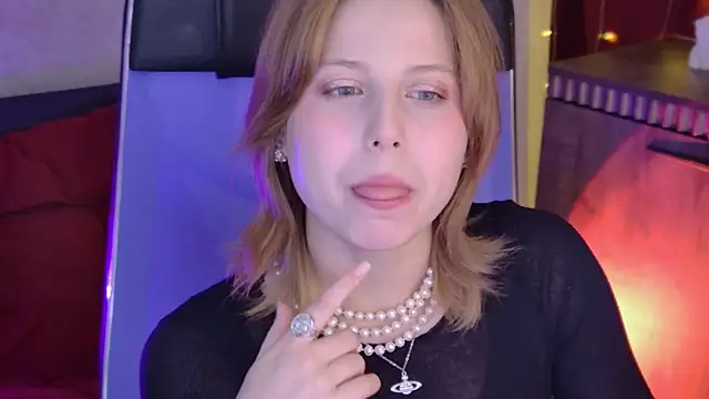 Snapshot of VivienneHebert chatting on 06/26/26, 12:44 VivienneHebert online show from 06/26/26, 12:44