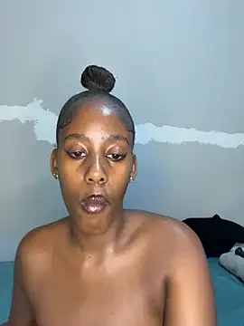 petite bee online show from 04/18/26, 04:53
