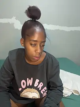 petite bee online show from 05/02/26, 04:56