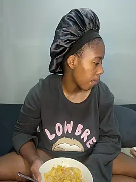 petite bee online show from 07/04/26, 02:40