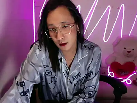 Holley Molley online show from 04/12/26, 05:05