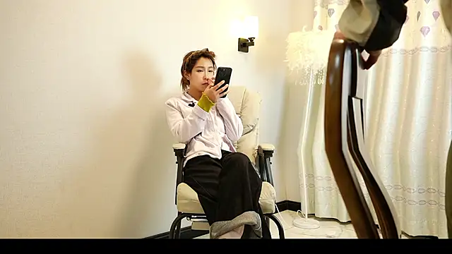 Snapshot of Mia--11 chatting on 04/13/26, 01:37 Mia--11 online show from 04/13/26, 01:37