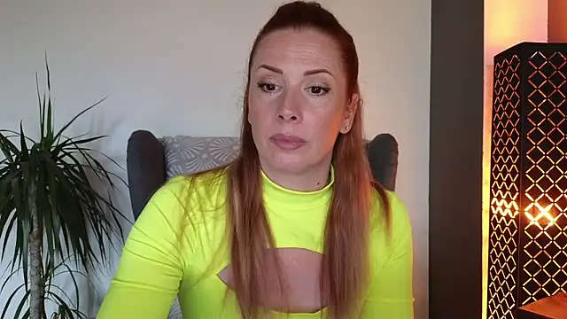 Snapshot of Sharon_Red chatting on 09/25/25, 12:33 Sharon Red online show from 09/25/25, 12:33