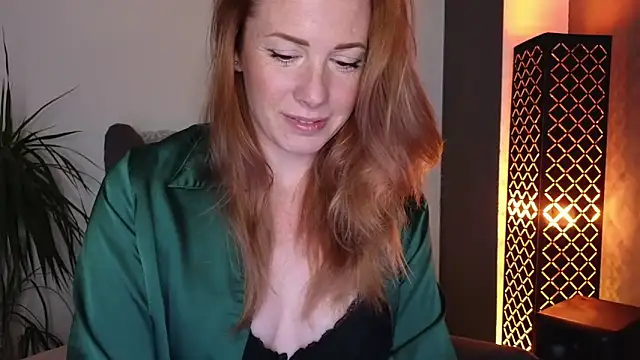 Snapshot of Sharon_Red chatting on 09/24/25, 04:46 Sharon Red online show from 09/24/25, 04:46