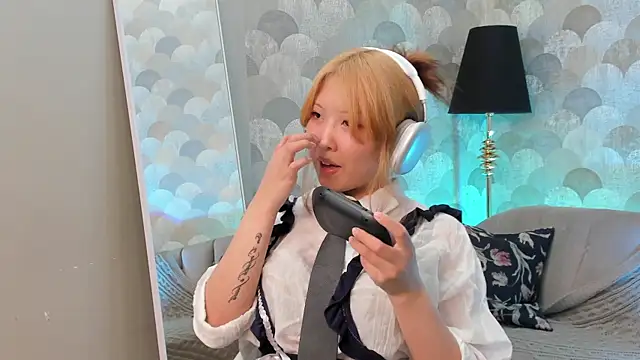 Snapshot of AzureMimi chatting on 04/23/26, 02:08 AzureMimi online show from 04/23/26, 02:08