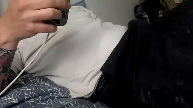 Snapshot of rollcharlie chatting on 04/14/26, 03:28 rollcharlie online show from 04/14/26, 03:28