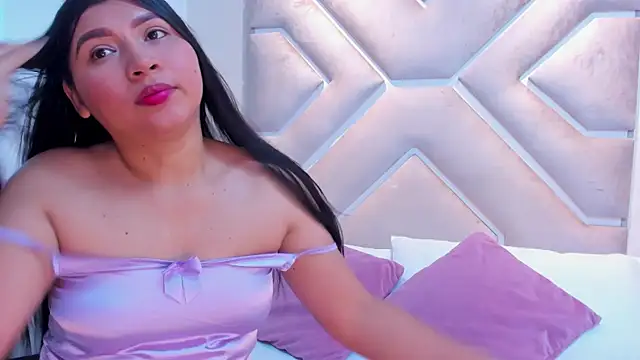 Snapshot of Lunaa_Queen_ chatting on 04/16/26, 07:47 Lunaa Queen online show from 04/16/26, 07:47