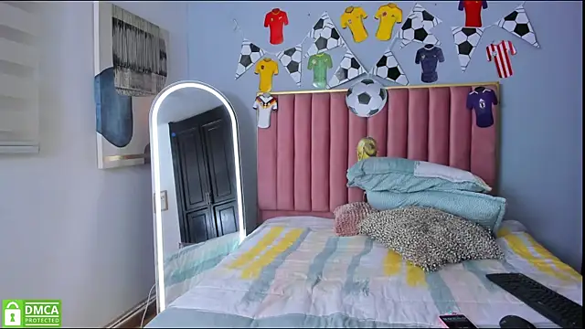 Snapshot of butterflydoll_ chatting on 07/15/26, 06:26 butterflydoll online show from 07/15/26, 06:26
