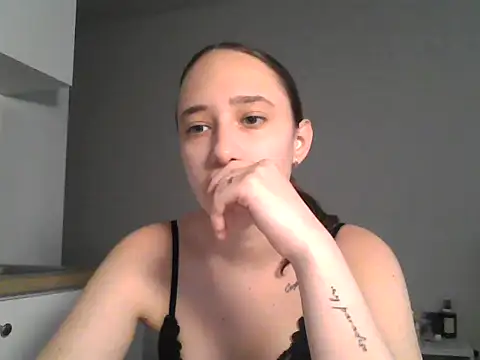 Snapshot of DarkMirel chatting on 06/10/26, 03:57 DarkMirel online show from 06/10/26, 03:57