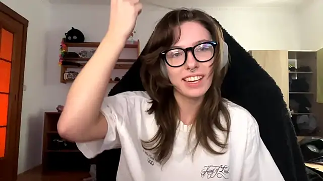 PillowPeachX online show from 04/17/26, 02:20