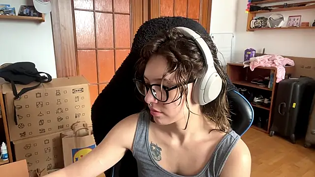 PillowPeachX online show from 05/17/26, 08:36