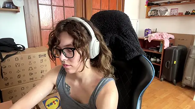 PillowPeachX online show from 05/18/26, 10:09