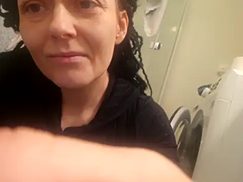 Snapshot of shyhornymommy chatting on 04/13/26, 09:41 shyhornymommy online show from 04/13/26, 09:41