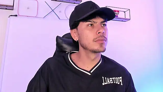 Snapshot of Izack_01 chatting on 04/15/26, 04:44 Izack 01 online show from 04/15/26, 04:44