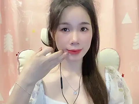 Snapshot of Luna3579 chatting on 05/05/26, 05:05 Luna3579 online show from 05/05/26, 05:05