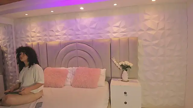 Chloe and Violeta online show from 06/18/26, 07:08