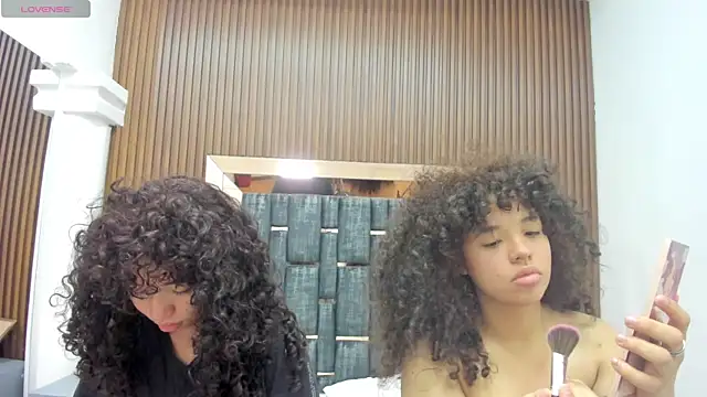 Chloe and Violeta online show from 05/02/26, 11:59