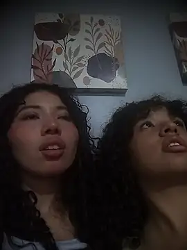 Chloe and Violeta online show from 05/09/26, 03:43