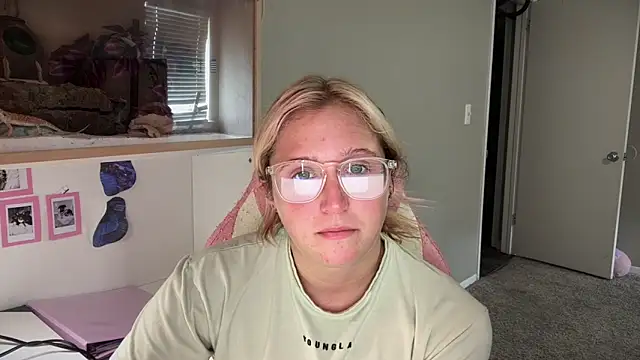 Snapshot of MUSCLEMOMMY1365 chatting on 05/25/26, 07:12 MUSCLEMOMMY1365 online show from 05/25/26, 07:12