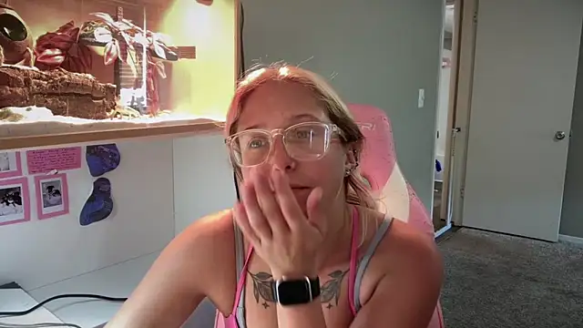 Snapshot of MUSCLEMOMMY1365 chatting on 05/16/26, 05:12 MUSCLEMOMMY1365 online show from 05/16/26, 05:12