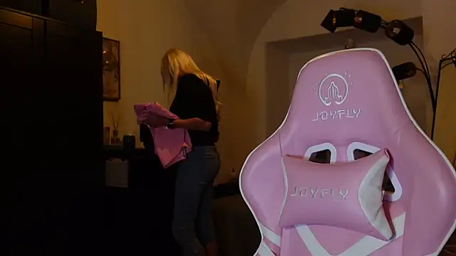 Snapshot of barbiplaymate chatting on 12/30/24, 08:58 barbiplaymate online show from 12/30/24, 08:58