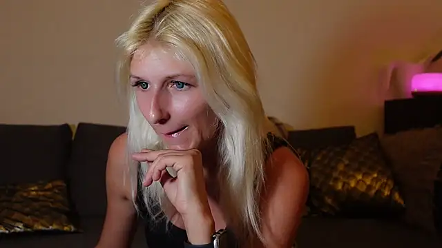 Snapshot of barbiplaymate chatting on 01/16/25, 06:59 barbiplaymate online show from 01/16/25, 06:59