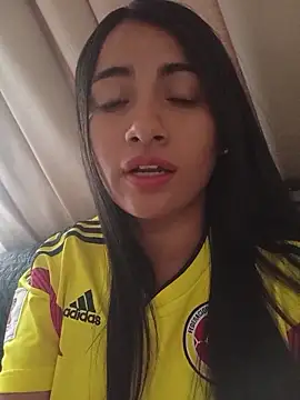 Snapshot of DaniellaGiraldo chatting on 06/17/26, 02:27 DaniellaGiraldo online show from 06/17/26, 02:27