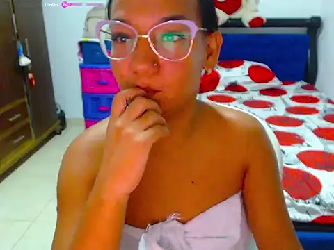 Snapshot of Roseluxs chatting on 06/18/26, 01:37 Roseluxs online show from 06/18/26, 01:37