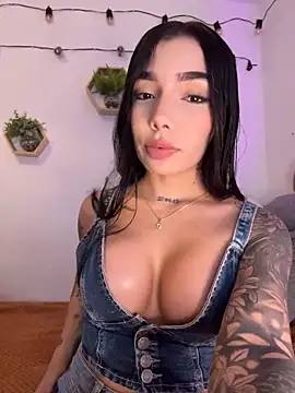 Snapshot of milasantana_ chatting on 06/16/26, 10:32 milasantana online show from 06/16/26, 10:32