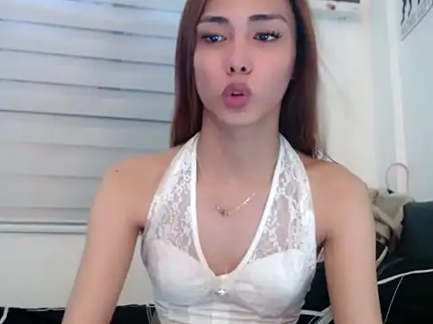 Snapshot of UrHolyBody chatting on 04/29/26, 06:50 UrHolyBody online show from 04/29/26, 06:50