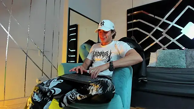 Snapshot of JayTaylorr chatting on 06/15/26, 11:32 JayTaylorr online show from 06/15/26, 11:32