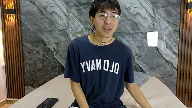 NoahWalker   online show from 05/04/26, 11:02