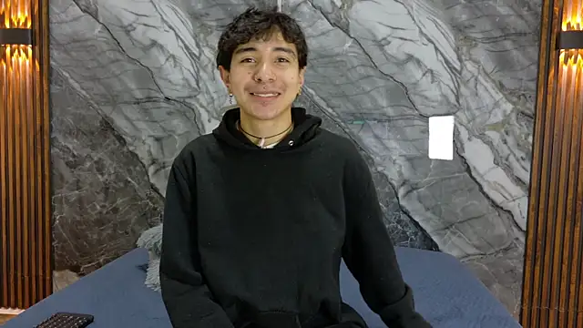 NoahWalker   online show from 05/18/26, 11:04