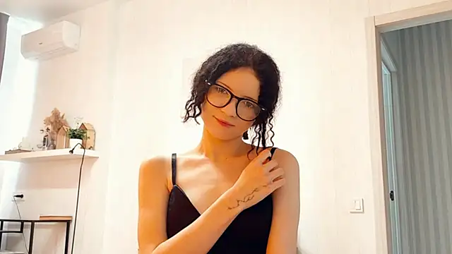 CinnamonCurl online show from 04/22/26, 12:34