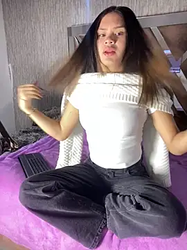 AuroraMoore Pink online show from 04/28/26, 11:25