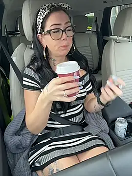 Its Lush Lily online show from 04/28/26, 07:57