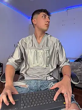Snapshot of OLIVER_K chatting on 06/26/26, 07:20 OLIVER K online show from 06/26/26, 07:20